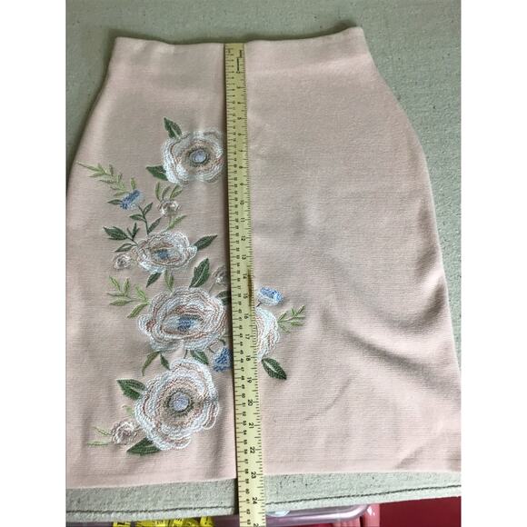Calvin Klein Knit Pencil Skirt Floral Embroidery Detail Pink Sz. Small - Picture 9 of 12